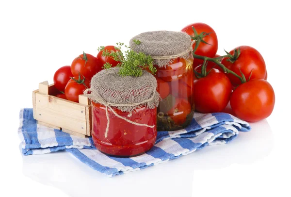 Sabrosos tomates enlatados y frescos, aislados en blanco — Foto de Stock