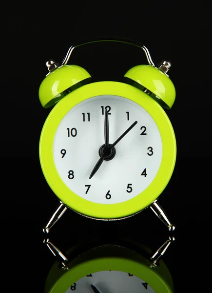 Relógio de alarme verde no fundo cinza escuro — Fotografia de Stock