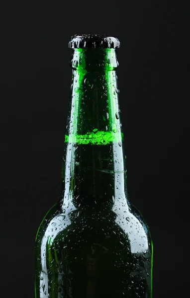 Garrafa de cerveja no fundo preto — Fotografia de Stock