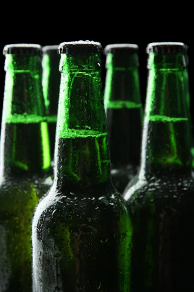 Bierflaschen auf schwarzem Hintergrund — Stockfoto