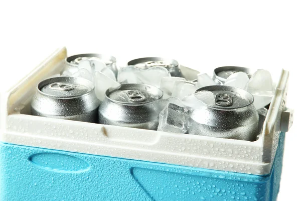 Latas de metal de cerveja com cubos de gelo em mini geladeira, isoladas em branco — Fotografia de Stock