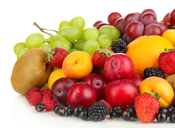 Frutas y bayas frescas aisladas en blanco —  Fotos de Stock