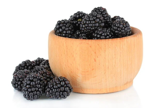 Süße Brombeeren in Schüssel isoliert auf weiß — Stockfoto