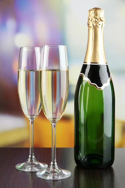 Masa Restaurant'ta gözlüklerle şampanya şişesi — Stok fotoğraf