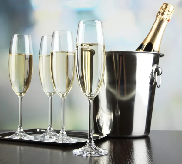 Champagne in bicchieri in ristorante — Foto Stock