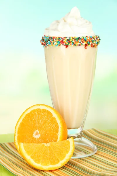 Вкусный молочный коктейль на светлом фоне — стоковое фото