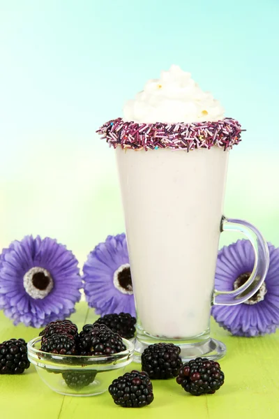Heerlijke milkshake op tafel op lichte achtergrond — Stockfoto