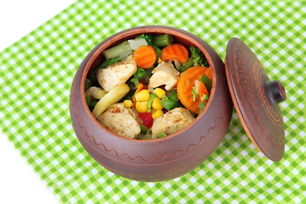 Horneado mezcla de verduras con pechuga de pollo en olla, aislado en blanco — Foto de Stock