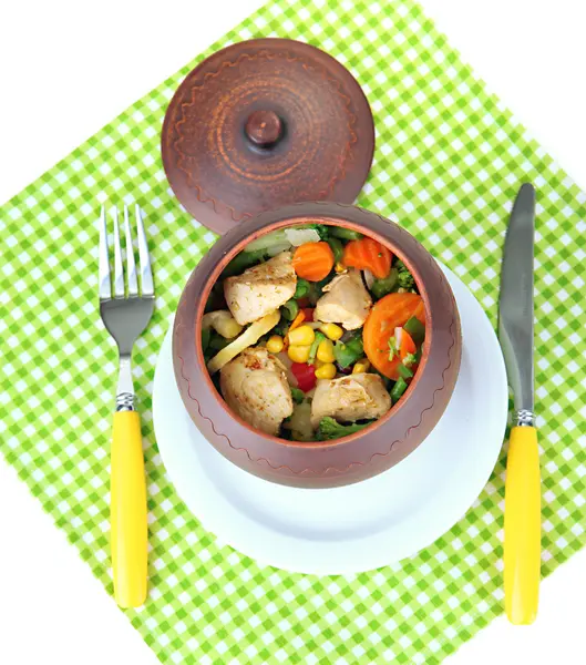 Bakade blandade grönsaker med kycklingfilé i gryta, isolerad på vit — Stockfoto