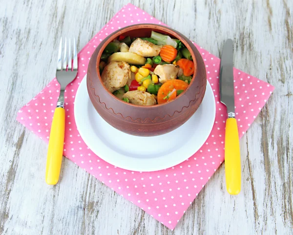 Baked mixed vegetable with chicken breast in pot, on wooden background — Stock Photo, Image