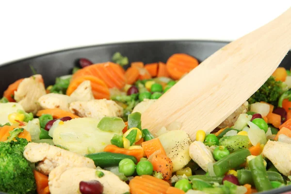 Gryterett med grønnsaker og kjøtt på panne, isolert på hvitt – stockfoto