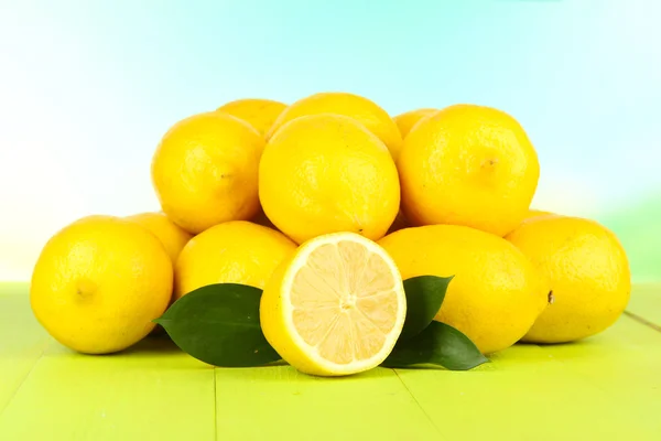 Limoni maturi isolati su bianco — Foto Stock