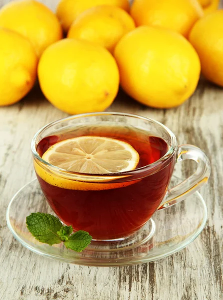 Tasse Tee mit Zitrone auf dem Tisch in Großaufnahme — Stockfoto