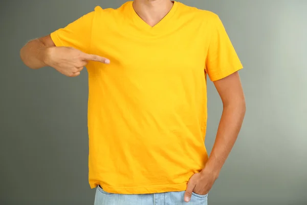 T-셔츠에 회색 배경에서 젊은 남자 — 스톡 사진