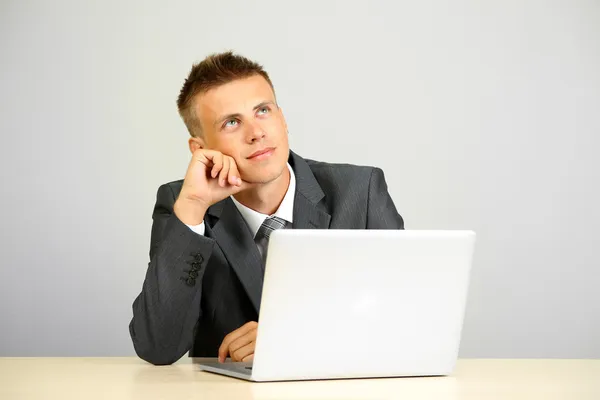 Portrait De Jeune Homme D'affaires Travaillant Au Bureau — Photo