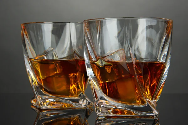 Glazen whisky, op donkere achtergrond — Stockfoto