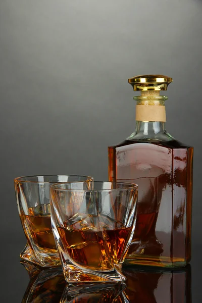 Verre de whisky avec bouteille, sur fond sombre — Photo