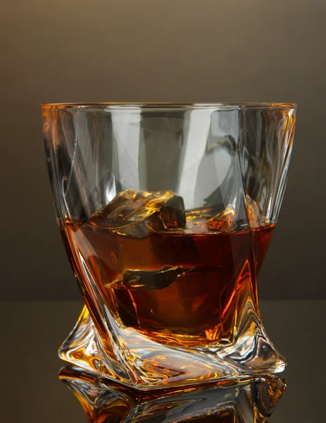 Viski, koyu arka plan üzerinde cam — Stok fotoğraf