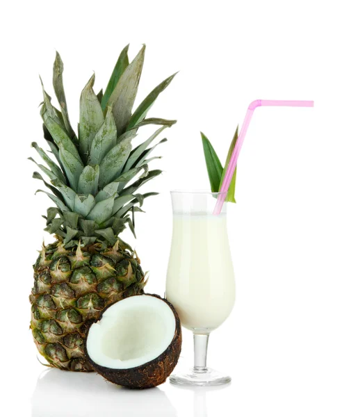 Pina colada drankje in cocktailglas, geïsoleerd op wit — Stockfoto