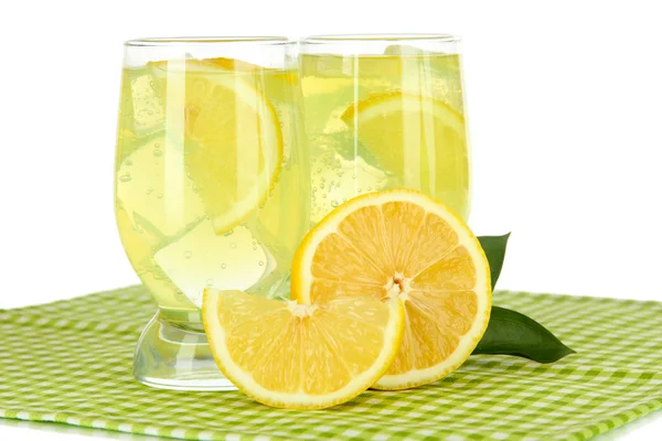 Deliciosa limonada na mesa sobre fundo branco — Fotografia de Stock