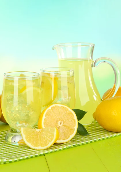 Deliciosa limonada sobre mesa sobre fondo azul claro — Foto de Stock