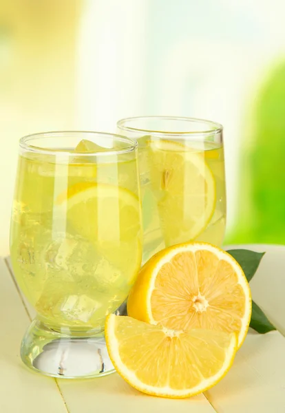 Deliziosa limonata sul tavolo su sfondo chiaro — Foto Stock