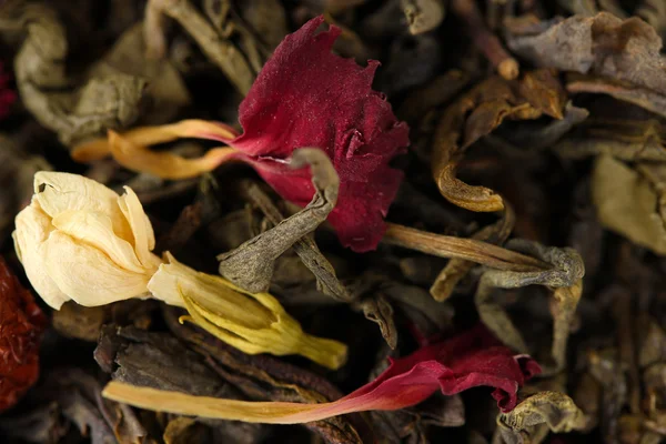 Montón de hojas aromáticas de té seco jazmín aisladas en blanco —  Fotos de Stock