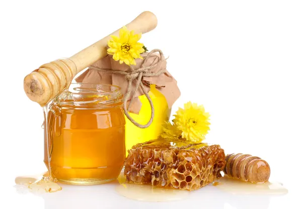 Due vasetti di miele, favi e drizzler in legno isolati su bianco — Foto Stock
