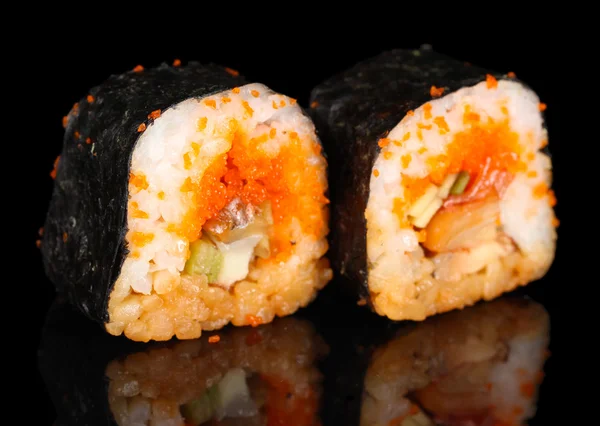 Delicioso sushi no fundo preto — Fotografia de Stock