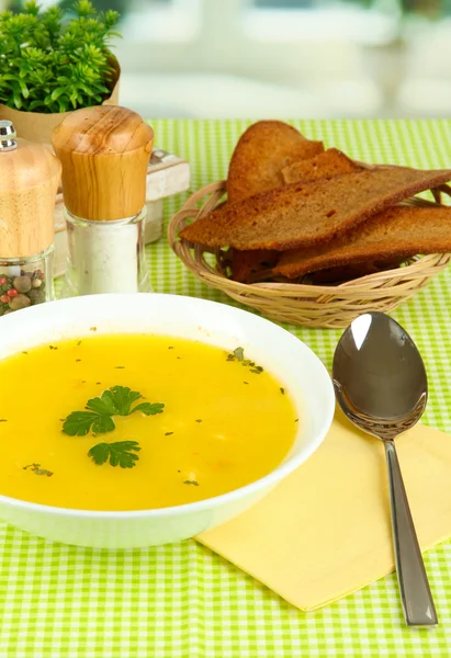 Duftende Suppe in weißem Teller auf grüner Tischdecke auf Fensterhintergrund Nahaufnahme — Stockfoto