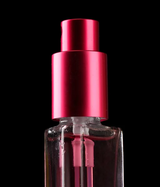 Kvinnors parfym i flaska och sprutning, på svart bakgrund — Stockfoto