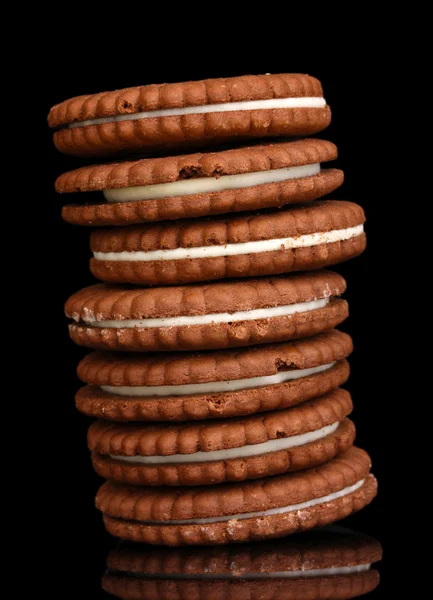 Μπισκότα σοκολάτας με κρεμώδη στρώμα που απομονώνονται σε μαύρο — Φωτογραφία Αρχείου