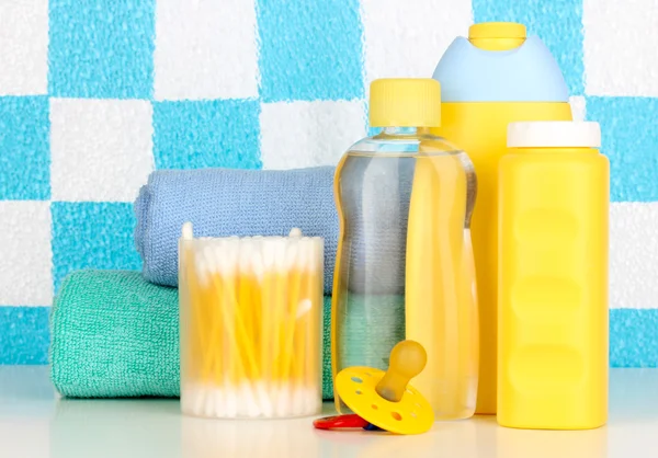 Cosmétiques pour bébés dans la salle de bain — Photo