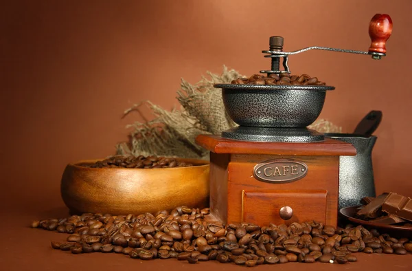 Kaffeemühle, Türkis und Kaffeebohnen auf braunem Hintergrund — Stockfoto