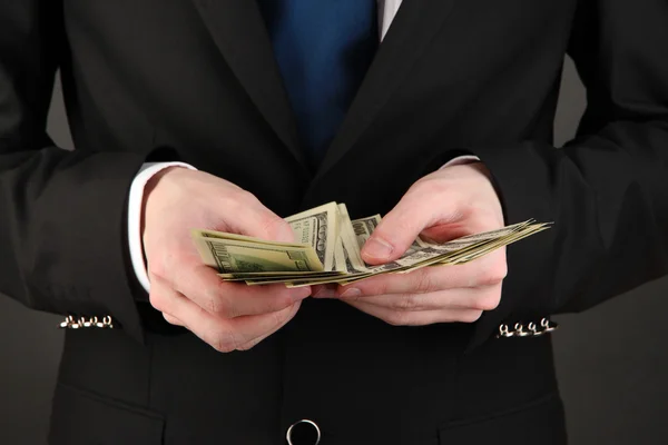 Homem de negócios conta dinheiro close-up — Fotografia de Stock