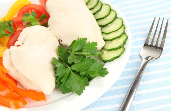 Petto di pollo bollito sul piatto con verdure da vicino — Foto Stock