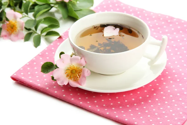 Tazza di tisana con fiori di rosa mosqueta, isolata su bianco — Foto Stock