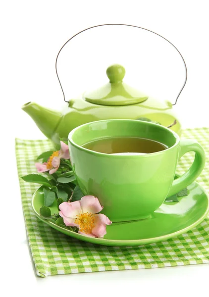 Tasse und Teekanne Kräutertee mit hippen Rosenblüten, isoliert auf weiß — Stockfoto