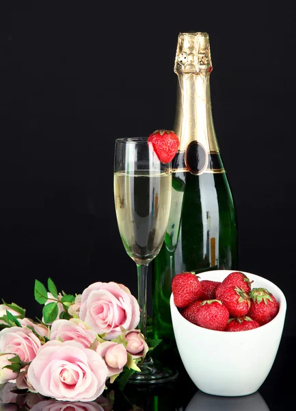 Romantic still life with champagne, strawberry and pink roses, isolated on black — Stock Photo, Image