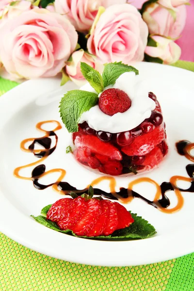 Gustoso dessert alla gelatina con bacche fresche, su sfondo rosa rose — Foto Stock