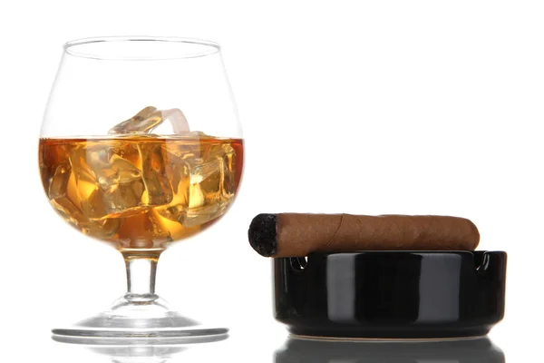 Brandy glas med is och cigarr isolerad på vit — Stockfoto