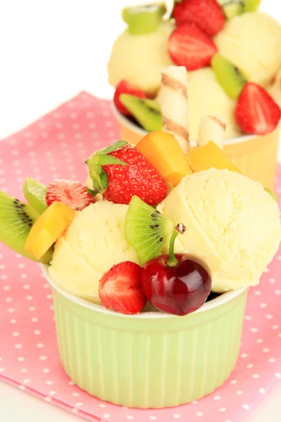 Delicious ice cream with fruits and berries in bowl close up — Stock Photo, Image