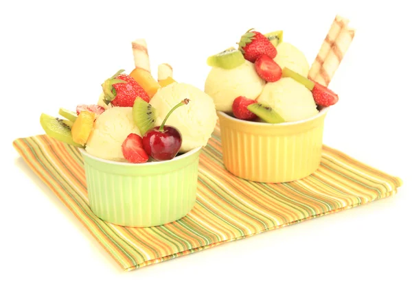 Delicioso helado con frutas y bayas en un tazón aislado en blanco —  Fotos de Stock