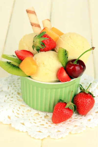 Délicieuse crème glacée aux fruits et baies dans un bol sur une table en bois — Photo