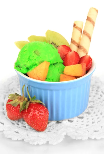 Delizioso gelato con frutta e bacche in ciotola isolato su bianco — Foto Stock