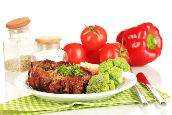 Pedaço de carne frita na placa isolada em branco — Fotografia de Stock