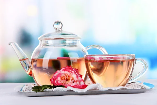 Bouilloire tasse de thé de rose de thé sur plateau métallique sur nappe — Photo