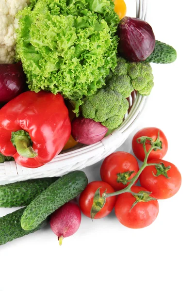 Fresh vegetables in white wicker basket close up — Stock Photo, Image