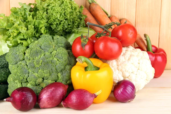 Friske grøntsager på træbaggrund - Stock-foto