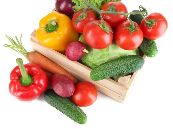 Färska grönsaker i trälåda på grå bakgrund — Stockfoto